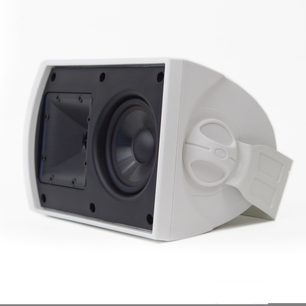 Hvid Klipsch AW-400 højttaler, set fra siden, sort højttalerkabinet, vægmonteringsbeslag integreret i kabinettet