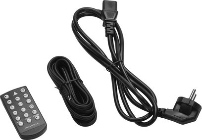 Strømkabel, fjernbetjening og sort in-ear hovedtelefoner med ledning, set forfra på hvid baggrund