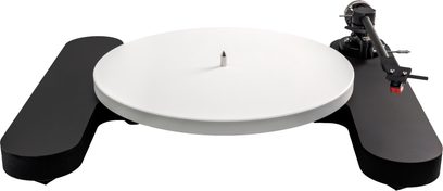 Mat sort Luphonic H1 pladespiller uden pickup, set fra en trekvart forvinkel, sort tonarm, hvid pladespillerplade