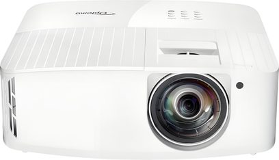 Bílý plastový videoprojektor Optoma UHD35STx, pohled zepředu/shora, čočka vpravo, tlačítka nahoře, boční větrací otvory
