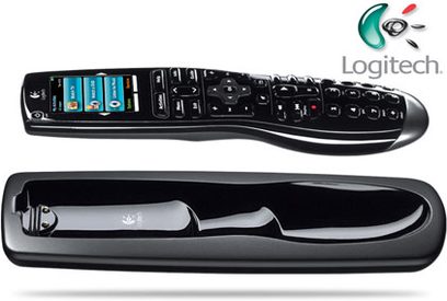 Juoda Logitech Harmony One+ universali nuotolinio valdymo pultą, matoma iš viršaus ir šono, su spalvotu ekranu ir apšviestais mygtukais