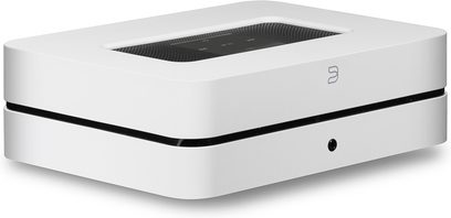 BlueSound PowerNode 2i hvid stereo hi-fi-forstærker, set forfra, afrundet rektangulær form, hvid, sort gitter øverst