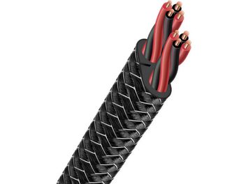 Funda trenzada negra y roja que cubre varios cables eléctricos, vista en perspectiva, con los extremos pelados