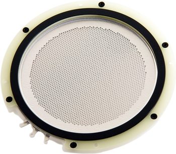 Преден изглед на драйвера на слушалките STAX SR-007S – тънък перфориран сребрист метален диск, обграден от черен пластмасов пръстен и закрепен с винтове към полупрозрачна кремава пластмасова основа
