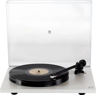 Rega Planar 1 hi-fi draaitafel in mat wit, bovenaanzicht, zwarte platenspeler, zwarte tonarm, transparante stofkap