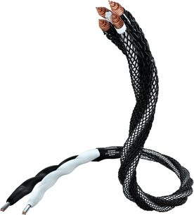 Černý opletený kabel s měděnými konektory na koncích, ohnutý do tvaru ruky s roztaženými prsty