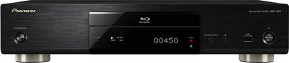 Pioneer BDP-450 Blu-ray přehrávač v černé barvě, pohled zepředu, modrý LED displej "01:50", viditelné tlačítka a konektory