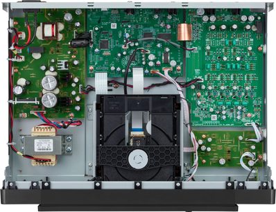 Marantz CD 70 kõrgkvaliteetse CD-mängija sisevaade koos esitusmehhanismi ja roheliste elektroonikaplaatidega