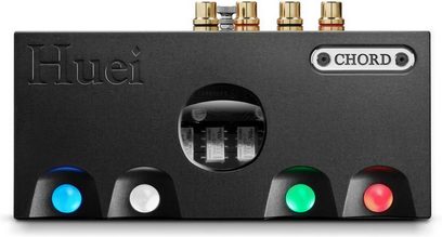 Chord Electronics HUEI sort phono-forforstærker, frontvisning, 4 lysende blå/røde/grønne knapper, 4 forgyldte RCA-stik