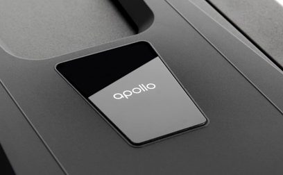 Rega Apollo CD-afspiller, nærbillede af den sorte, firkantede udskubningsknap med hvid "apollo"-indskrift på den grå, metalliserede overflade