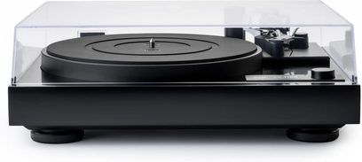 Svart Dual CS 718Q-platespiller, sett forfra, med lukket gjennomsiktig lokk og synlig svart tallerken