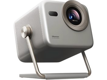 Videoprojektor Hisense M2 PRO v metalickej sivej farbe s kovovým telom, pohľad zľava spredu zdola, vybavený veľkou okrúhlou šošovkou s champagne lemovaním, perforovanou bočnou ventilačnou mriežkou a naklápateľným tubusovým stojanom