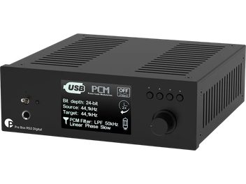Stereo predzosilňovač Pro-Ject Pre Box RS2 Digital čierny, pohľad spredu pod uhlom, displej a veľký ovládač na prednom paneli