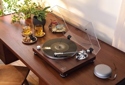Giradischi in legno Audio Technica AT-LPW50BTRW, vista dall'alto con braccio di lettura, testina e accessori sul piatto