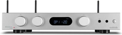 Інтегрований стерео Hi-Fi підсилювач Audiolab 6000A Play сріблястого кольору з прямокутною передньою панеллю, 4 круглими кнопками, центральним дисплеєм та 2 антенами