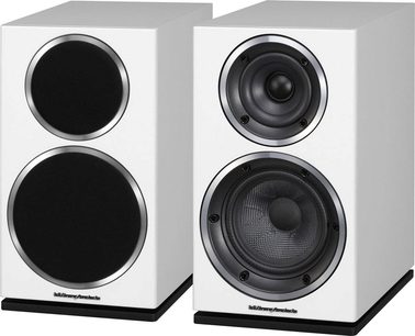 Dvi baltos "Wharfedale Diamond 220" knygų lentynos garso kolonėlės, matomos iš priekio, su žemų ir aukštų dažnių garsiakalbiais, ant juodų stovų