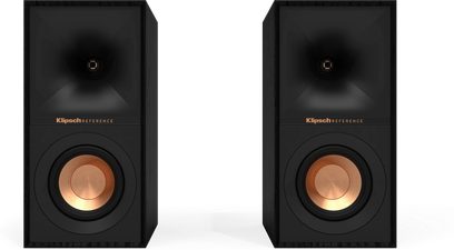 Zwei schwarze Klipsch R-40M Regallautsprecher, Vorderansicht, goldener Hochtöner, bernsteinfarbener Lautsprecher, auf weißem Hintergrund