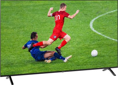 To fodboldspillere i aktion på en bane, den ene i rød trøje tacklende den anden i blå trøje, med en hvid bold på jorden