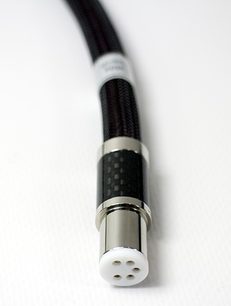 Středící adaptér pro gramofonovou přenosku Furutech SILVER ARROWS-12 L v stříbrném a černém kovovém provedení, detailní pohled zepředu