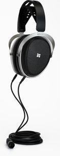 Lukket hovedtelefon Hifiman Audivina LE i sort og sølv, metalramme, sidevisning, dobbelt aftageligt kabel til XLR