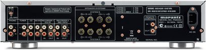 Zintegrowany wzmacniacz stereo Marantz PM5004 w kolorze srebrnym, widok z przodu, ze złączami i przyciskami sterującymi na przednim panelu