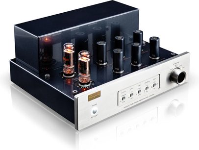 Cayin CS-6PH -vahvistin, hopea, kolmen neljäsosan etuviistosta nähtynä, harjatusta metallista valmistettu kotelo, hopeanvärinen alumiinietupaneeli varustettu painikkeilla ja suurella säätöpyörällä, antrasiitinharmaa lakattu yläosa, jossa näkyvissä useita valaistuja tyhjiöputkia