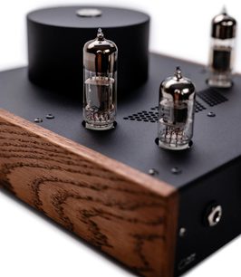 Preamplificatore per cuffie a valvole Feliks Audio Echo Classic, cabinet nero con frontale effetto legno, vista a tre quarti
