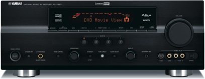 Yamaha RX-V663 hjemmebiografsforstærker, set forfra, sort front med LED-display, kontrolknapper og -hjul, USB-port og hovedtelefonstik