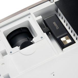 Benq W2700i hvid videoprojektor, set ovenfra, der viser HDMI- og USB-stikkene på bagsiden og tænd/sluk-knappen