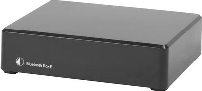 Pro-Ject trådløs Bluetooth Box E sort, rektangulært sort lakeret kabinet, forside med logo og navn