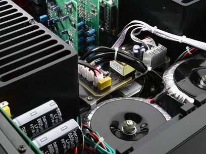 Wzmacniacz hi-fi stereo Harman Kardon HK 990, widok wewnętrzny na komponenty elektroniczne, obwody drukowane, transformator toroidalny
