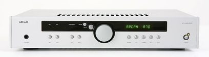 Arcam DIVA-A70 sølvfarvet stereo hi-fi-forstærker, set forfra, med knapper, drejeknapper, grønt display og hovedtelefonstik på forsiden
