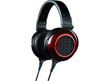 Ανοιχτά ακουστικά hi-fi Fostex TH909 μαύρου χρώματος, αριστερή τρίτη όψη, στρογγυλά φωτεινά κόκκινα αυτιά, μαλακό τοξωτό τόξο