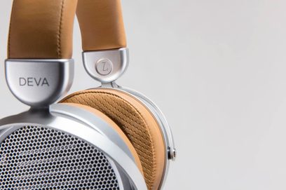 Åbent hi-fi hovedsæt Hifiman Deva i sølvfarvet metal og lyst brunt læder, set fra venstre profil, med runde ørepuder og polstret hovedbøjle