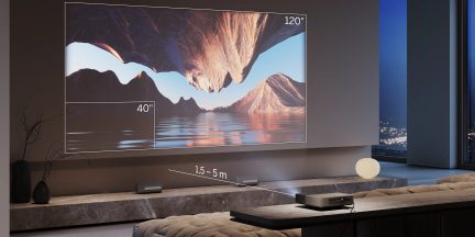 Videoproiettore a ottica ultra corta in un salotto moderno, immagine gigante da 40 a 120 pollici su parete schermo