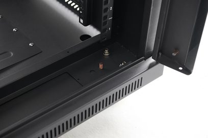 Norstone Pro Rack 27U dataskap med nærbilde av et nedre hjørne som viser skruer, en mutter og en spole