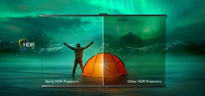 BenQ V6000 HDR-videoprojektor sammenlignet med andre HDR-videoprojectorer, person med løftede arme foran nordlys og bjerge