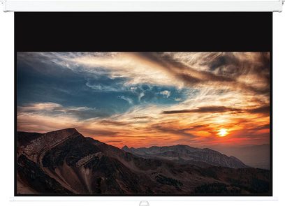 Horské panorama při západu slunce s barevnou oblohou protkanou mraky a skalnatým horským hřebenem na obzoru