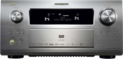 Denon AVC-A1HD hjemmebiografsforstærker, sølvfarvet front, blå display, knapper og drejeknapper, 2 hovedtelefonstik foran