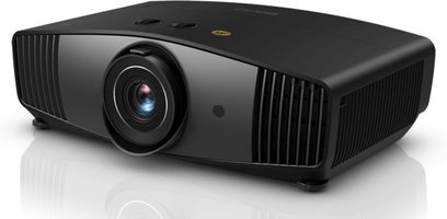 Benq W5700 sort videoprojektor set forfra, centreret objektiv, ventilationsriste på siderne, guldfarvet logo på toppen