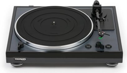 Blankpoleret sort Thorens TD 102 A pladespiller, set ovenfra, sort pladedrev, sølvfarvet tonarm, sorte knapper og fødder