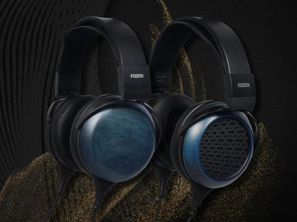 Sort Fostex hi-fi hovedtelefon, circum-aural, med blå ørekopper i træ, set fra trekvart forfra og bagfra