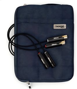 Kabel Thorens PhonoConnect PHC 150 XLR-XLR, délka 1,5 m, černý s textilním opletením, černé kovové konektory s pozlacenými kontakty a červeným indikátorem na jednom konektoru, pohled shora, stočený na tmavě modrém textilním pouzdře