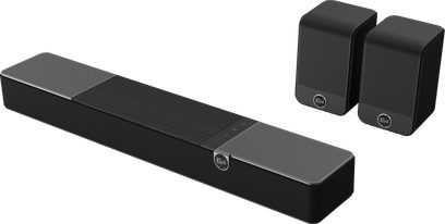 Sort Klipsch Flexus Core 100 soundbar med metalindsatser og to matchende Surr 100 surroundhøjttalere, set i skrå vinkel