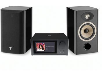 Renkli ekranlı siyah NAD hi-fi müzik sistemi, biri hoparlör sürücüleri açıkta olan iki siyah Focal hoparlörle birlikte