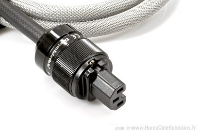 Černý kovový a plastový konektor IEC C13 šedého opleteného napájecího kabelu, detailní pohled zepředu