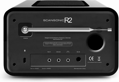 Scansonic R2 sort radio, set forfra, med udfoldet antenne, knapper og skærm på toppen, hovedtelefonstik og USB-port på forsiden