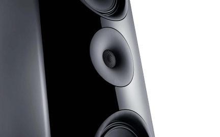 altavoz de columna hi-fi negro lacado, primer plano de altavoces redondos, diseño moderno
