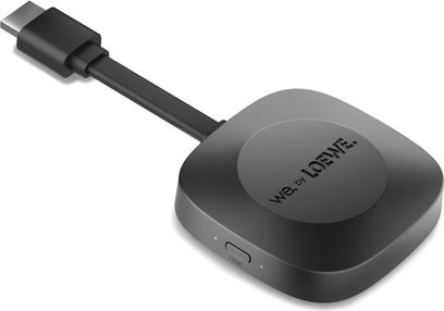 Adaptor wireless negru Loewe We. BOOST cu conector USB-C și buton de asociere, în prim-plan