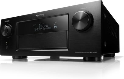 Černý domácí kino zesilovač Denon AVR-3313CI, pohled zepředu, modrý displej "Blu-ray DOLBY TrueHD", tlačítka a ovládací kolečka
